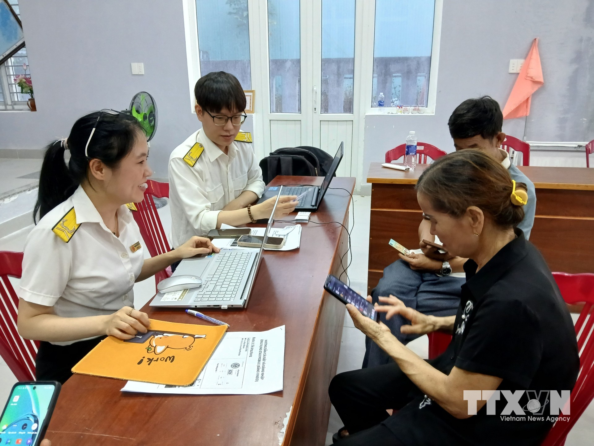 Tổ công nghệ số cộng đồng là nòng cốt của hoạt động chuyển đổi số tại cơ sở là “cánh tay nối dài” của chính quyền trong việc hỗ trợ người dân Đà Nẵng làm thủ tục hành chính. (Ảnh: Mỹ Hà/TTXVN)